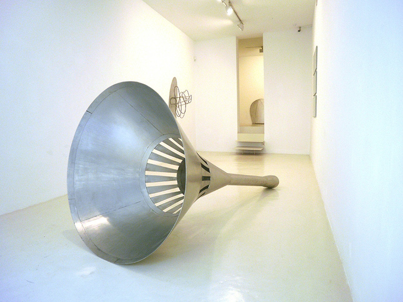 'Baalbek III', 2008, stainless steel, 139 x 294 x 139 cm. Galeria Maior Palma, 2010.